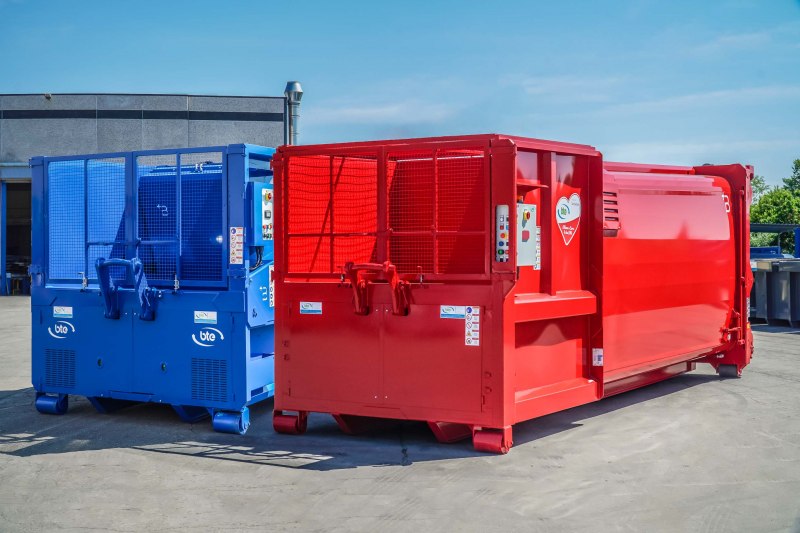 Roll on - off compactors